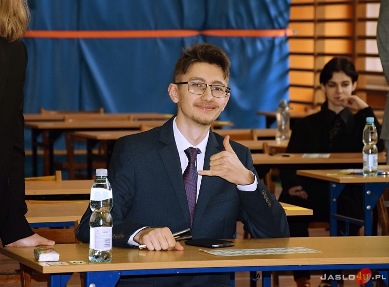 Maturzyści "Ekonomika". Wśród nich Roksana Węgiel