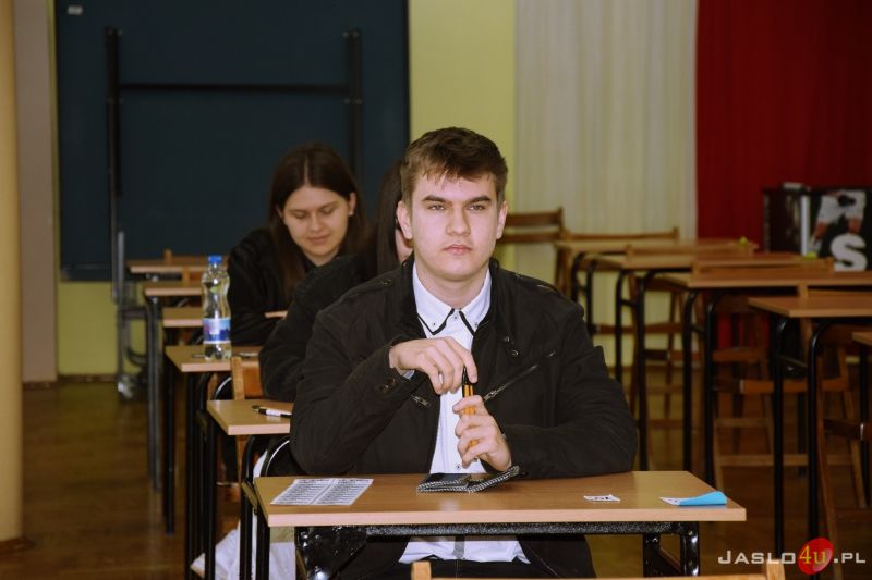 Maturzyści "Ekonomika". Wśród nich Roksana Węgiel