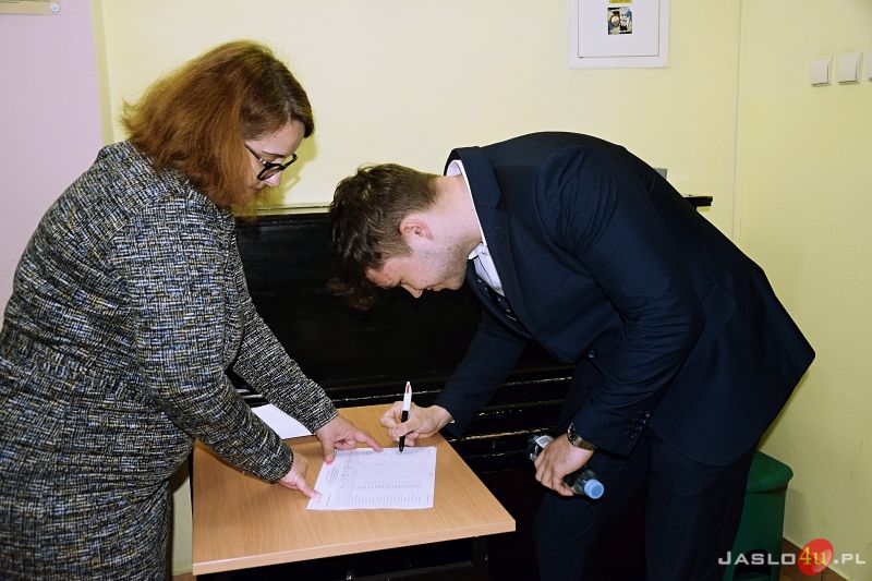 Maturzyści "Ekonomika". Wśród nich Roksana Węgiel