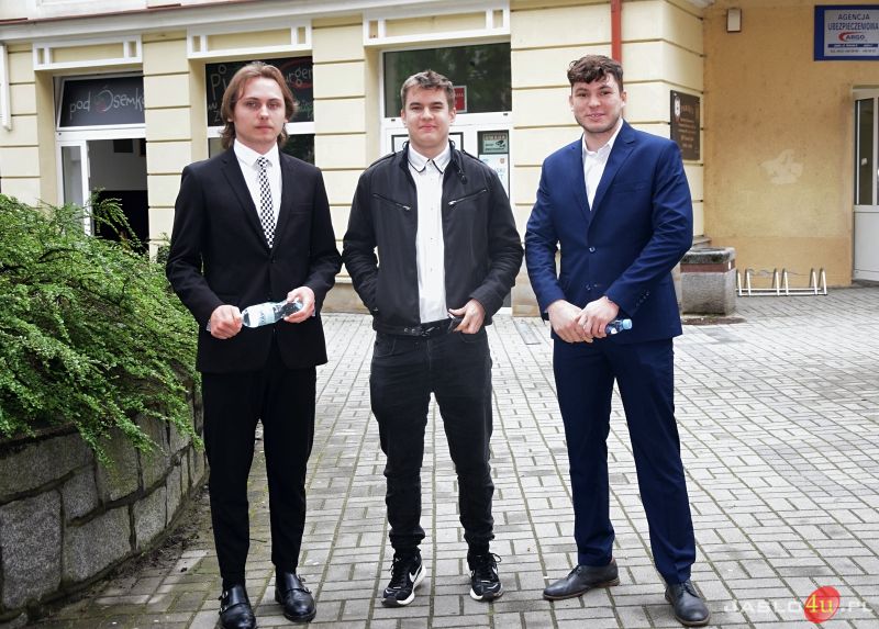 Maturzyści "Ekonomika". Wśród nich Roksana Węgiel