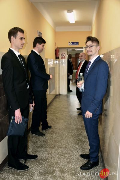 Maturzyści "Ekonomika". Wśród nich Roksana Węgiel