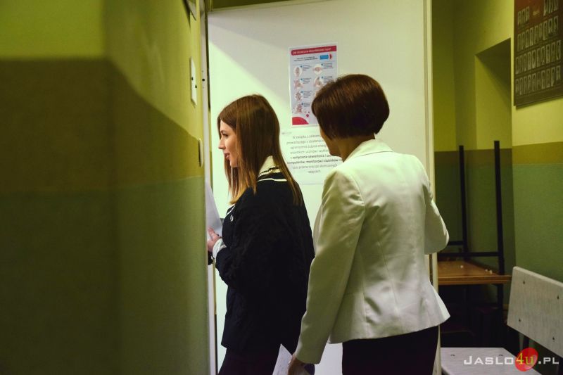 Maturzyści "Ekonomika". Wśród nich Roksana Węgiel