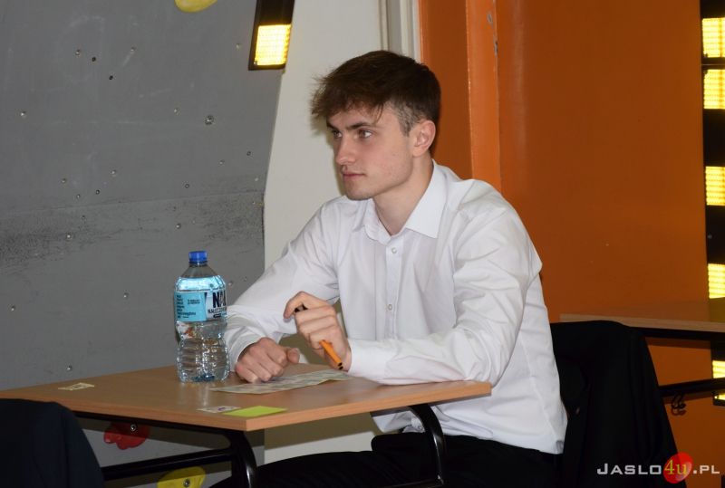 Maturzyści "Ekonomika". Wśród nich Roksana Węgiel