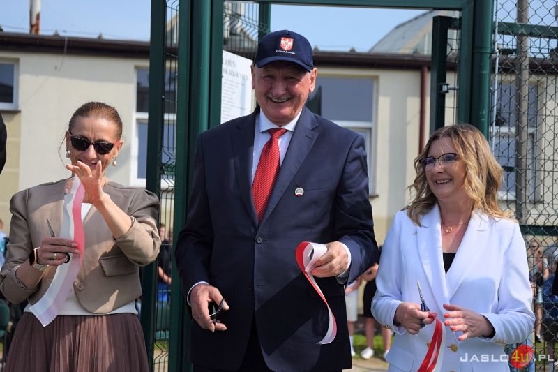 Uroczyste oddanie do użytku boiska wielofunkcyjnego przy jasielskim "Chemiku"