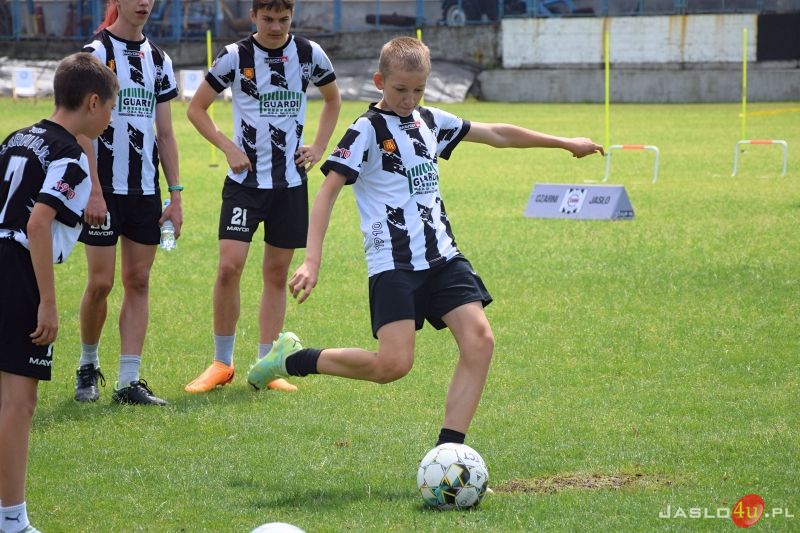 Wręczenie symbolicznych promes klubom sportowym w ramach programu „Dobra Drużyna PZU”