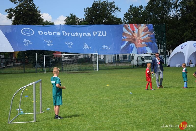 Wręczenie symbolicznych promes klubom sportowym w ramach programu „Dobra Drużyna PZU”