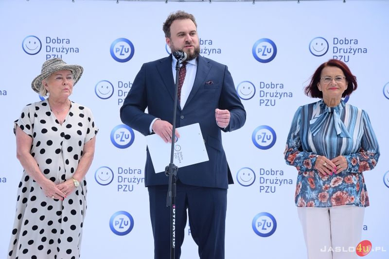 Wręczenie symbolicznych promes klubom sportowym w ramach programu „Dobra Drużyna PZU”