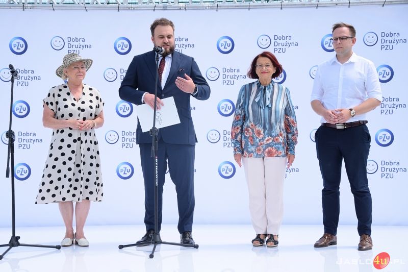 Wręczenie symbolicznych promes klubom sportowym w ramach programu „Dobra Drużyna PZU”