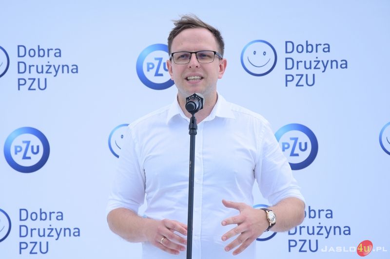 Wręczenie symbolicznych promes klubom sportowym w ramach programu „Dobra Drużyna PZU”