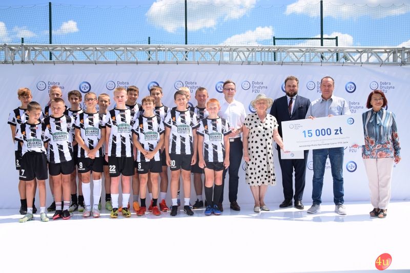 Wręczenie symbolicznych promes klubom sportowym w ramach programu „Dobra Drużyna PZU”