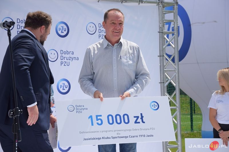 Wręczenie symbolicznych promes klubom sportowym w ramach programu „Dobra Drużyna PZU”