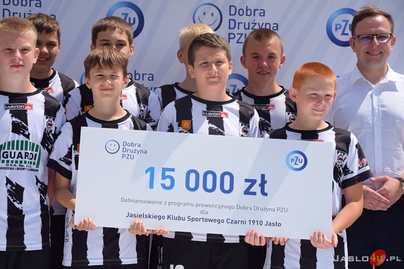 Wręczenie symbolicznych promes klubom sportowym w ramach programu „Dobra Drużyna PZU”