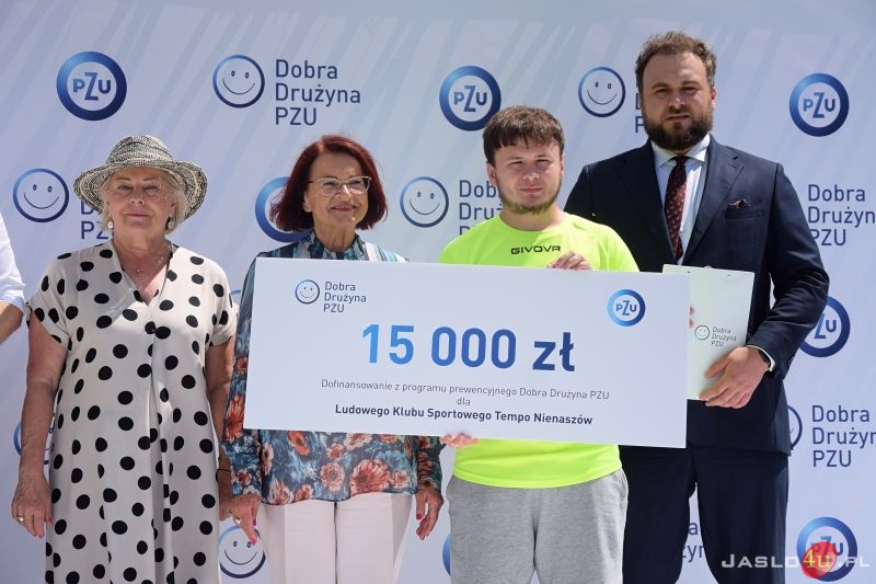 Wręczenie symbolicznych promes klubom sportowym w ramach programu „Dobra Drużyna PZU”