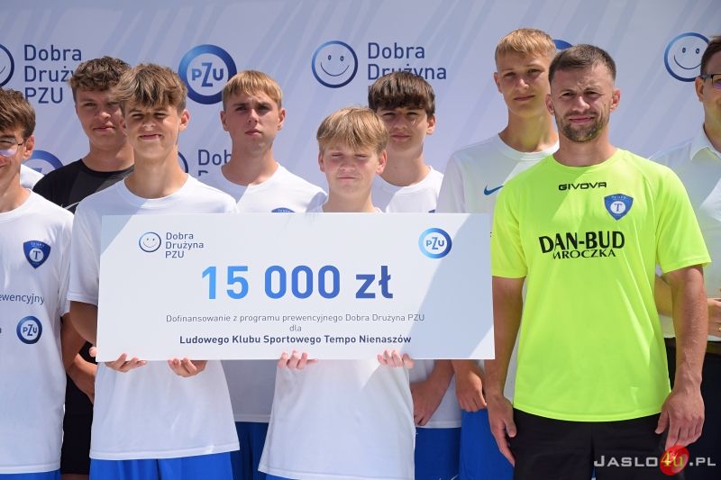 Wręczenie symbolicznych promes klubom sportowym w ramach programu „Dobra Drużyna PZU”