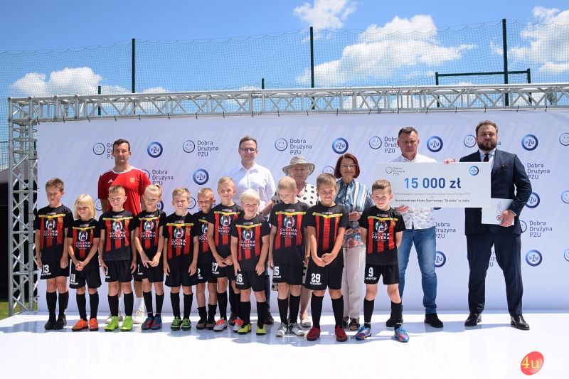 Wręczenie symbolicznych promes klubom sportowym w ramach programu „Dobra Drużyna PZU”