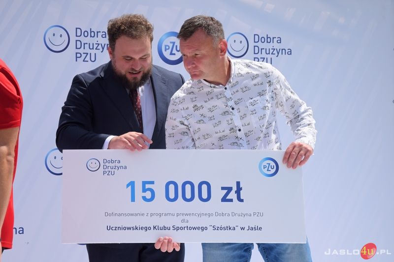 Wręczenie symbolicznych promes klubom sportowym w ramach programu „Dobra Drużyna PZU”