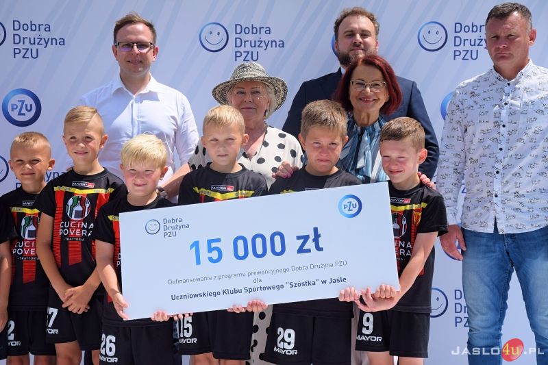 Wręczenie symbolicznych promes klubom sportowym w ramach programu „Dobra Drużyna PZU”