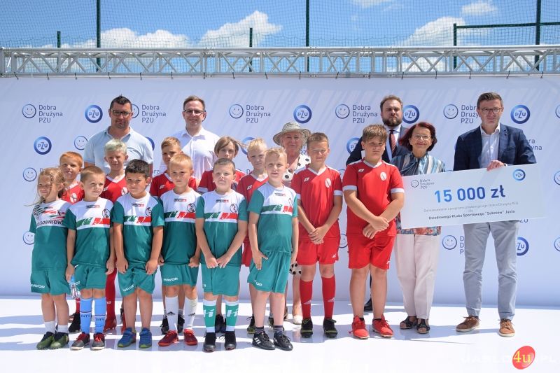 Wręczenie symbolicznych promes klubom sportowym w ramach programu „Dobra Drużyna PZU”