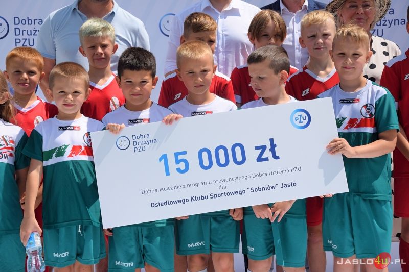 Wręczenie symbolicznych promes klubom sportowym w ramach programu „Dobra Drużyna PZU”