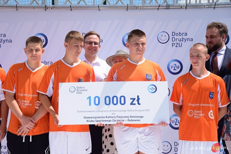 Wręczenie symbolicznych promes klubom sportowym w ramach programu „Dobra Drużyna PZU”