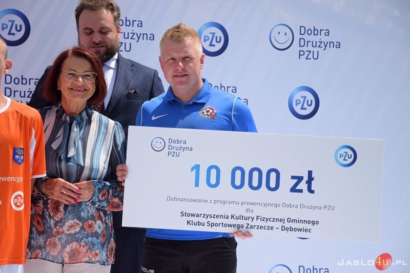Wręczenie symbolicznych promes klubom sportowym w ramach programu „Dobra Drużyna PZU”