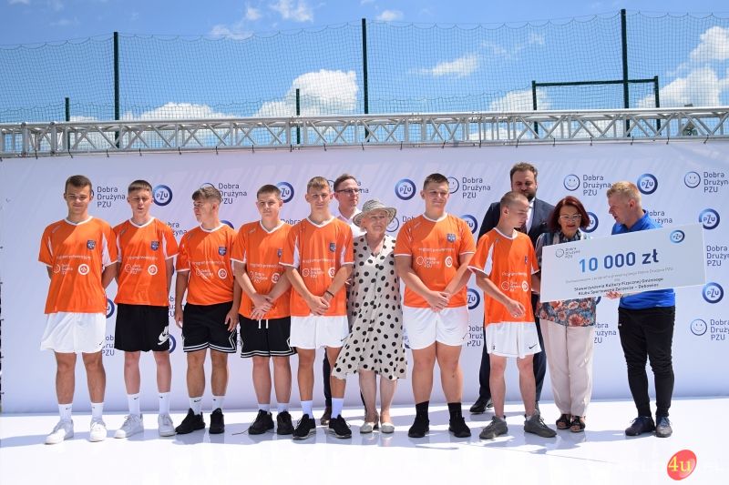 Wręczenie symbolicznych promes klubom sportowym w ramach programu „Dobra Drużyna PZU”