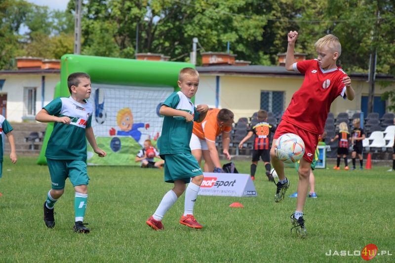 Wręczenie symbolicznych promes klubom sportowym w ramach programu „Dobra Drużyna PZU”
