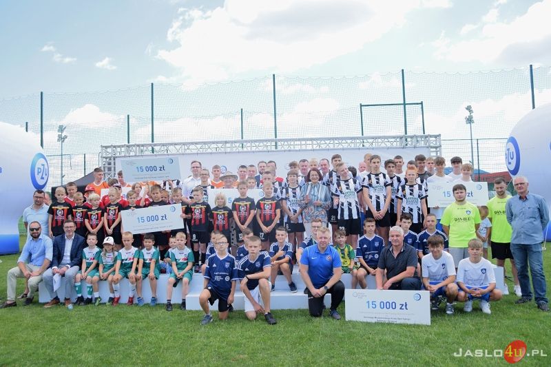 Wręczenie symbolicznych promes klubom sportowym w ramach programu „Dobra Drużyna PZU”