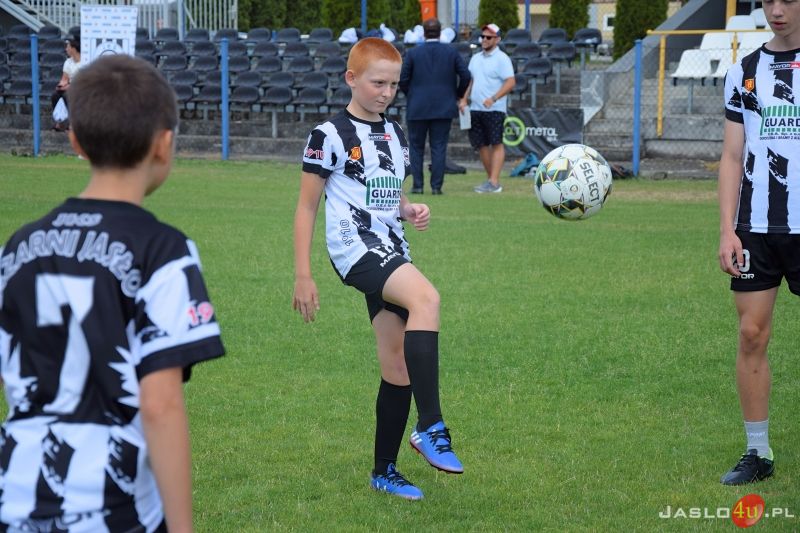 Wręczenie symbolicznych promes klubom sportowym w ramach programu „Dobra Drużyna PZU”