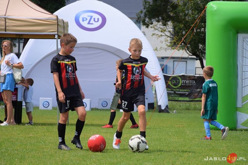 Wręczenie symbolicznych promes klubom sportowym w ramach programu „Dobra Drużyna PZU”