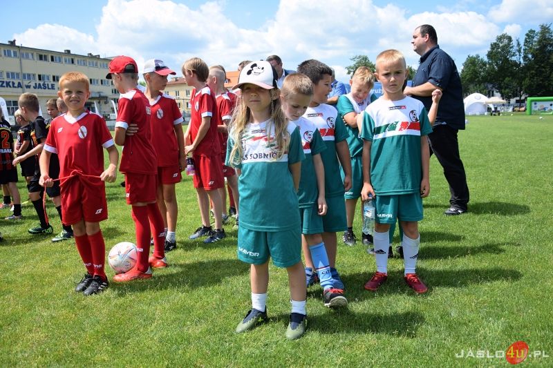 Wręczenie symbolicznych promes klubom sportowym w ramach programu „Dobra Drużyna PZU”