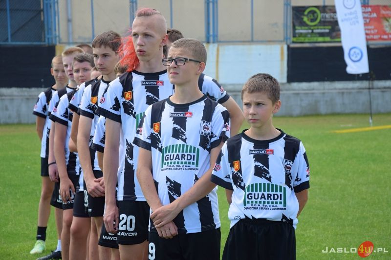 Wręczenie symbolicznych promes klubom sportowym w ramach programu „Dobra Drużyna PZU”