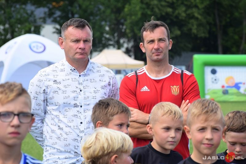 Wręczenie symbolicznych promes klubom sportowym w ramach programu „Dobra Drużyna PZU”