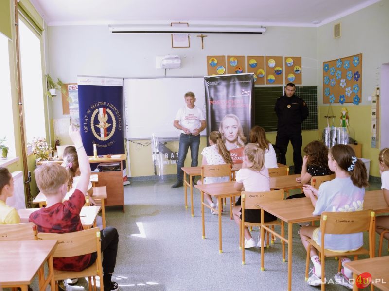 Spotkanie kolonistów z kolejarzem i strażnikami ochrony kolei