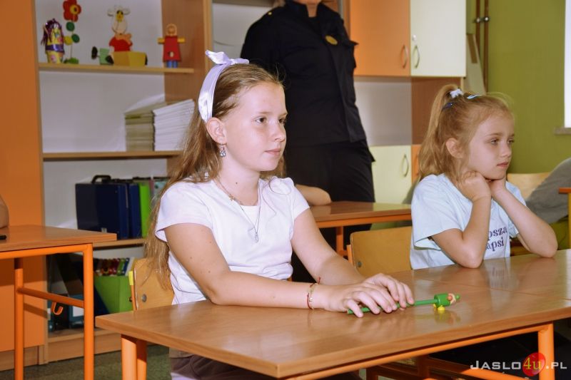 Spotkanie kolonistów z kolejarzem i strażnikami ochrony kolei