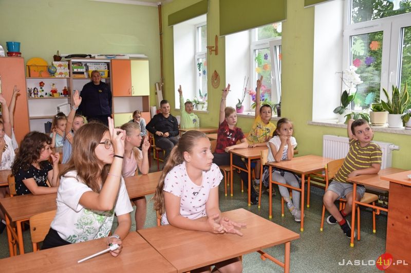 Spotkanie kolonistów z kolejarzem i strażnikami ochrony kolei