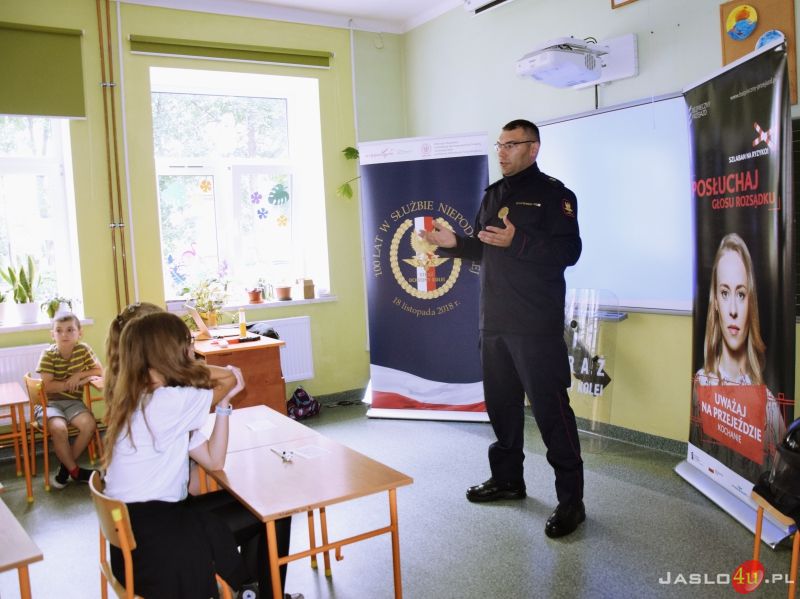 Spotkanie kolonistów z kolejarzem i strażnikami ochrony kolei
