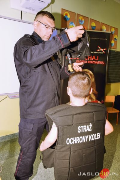 Spotkanie kolonistów z kolejarzem i strażnikami ochrony kolei