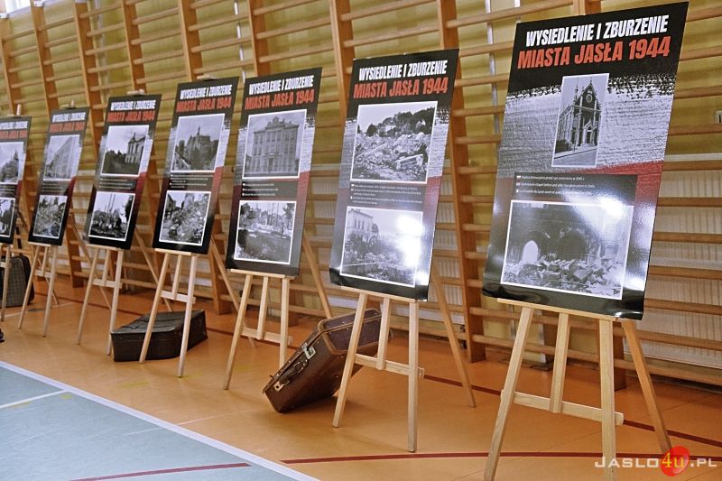 Wystawa „Wysiedlenie i zburzenie miasta Jasła w 1944 roku" w II LO w Jaśle