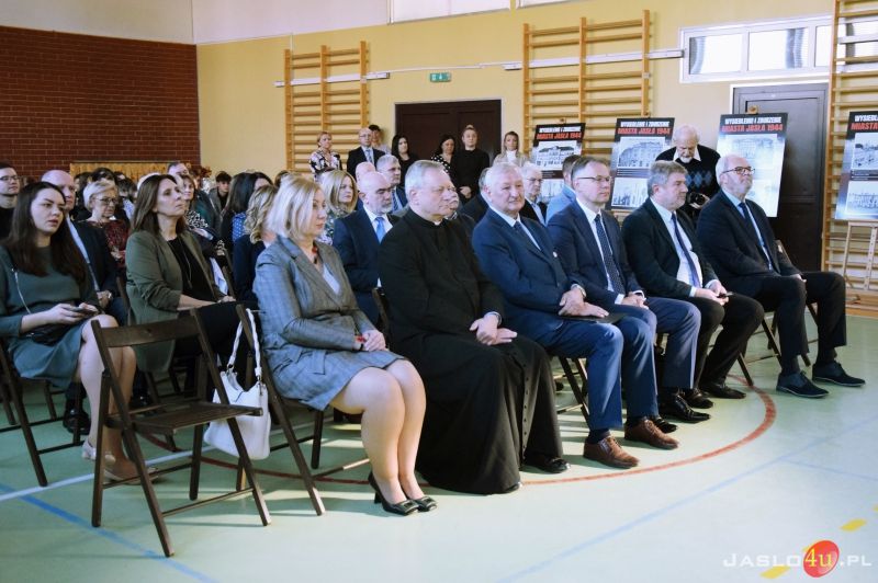 Wystawa „Wysiedlenie i zburzenie miasta Jasła w 1944 roku" w II LO w Jaśle