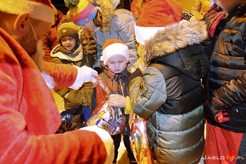 Święty Mikołaj odwiedził dzieci na osiedlu Krasińskiego-Szopena