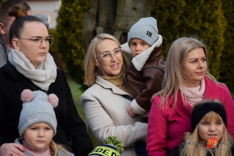 "Żywa szopka" w ogrodzie przy klasztorze oo. francizkanów w Jaśle
