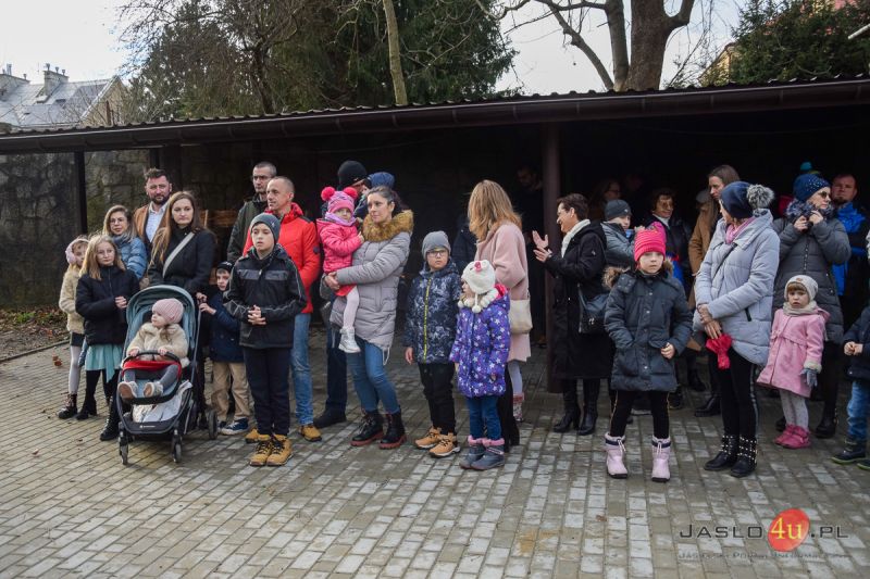 "Żywa szopka" w ogrodzie przy klasztorze oo. francizkanów w Jaśle