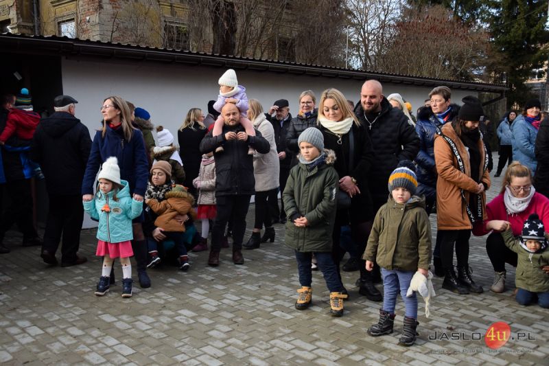 "Żywa szopka" w ogrodzie przy klasztorze oo. francizkanów w Jaśle