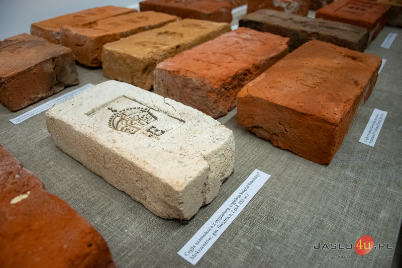 Wernisaż wystaw: "Zwykła - niezwykła" - galicyjskie cegły z sygnaturami i "140 lat kolei w Jaśle"