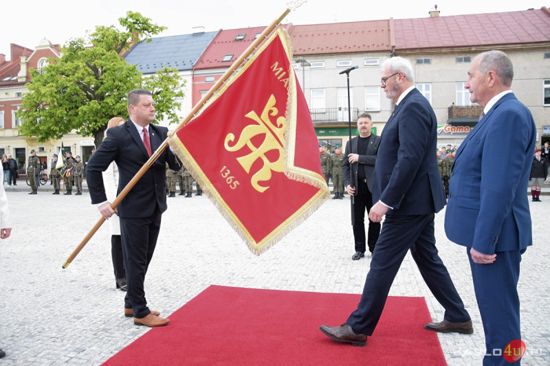 Uroczystość nadania sztandaru Miasta Jasła