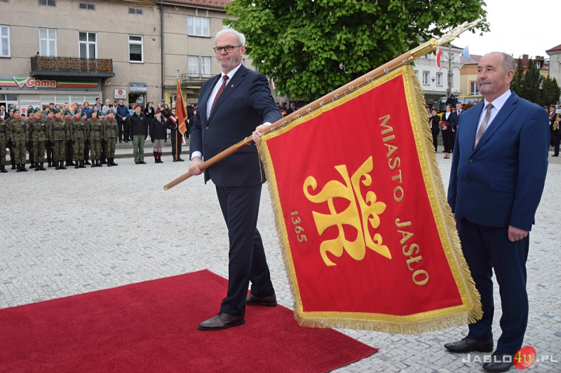 Uroczystość nadania sztandaru Miasta Jasła