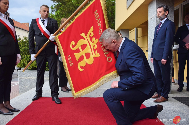 Uroczystość nadania sztandaru Miasta Jasła
