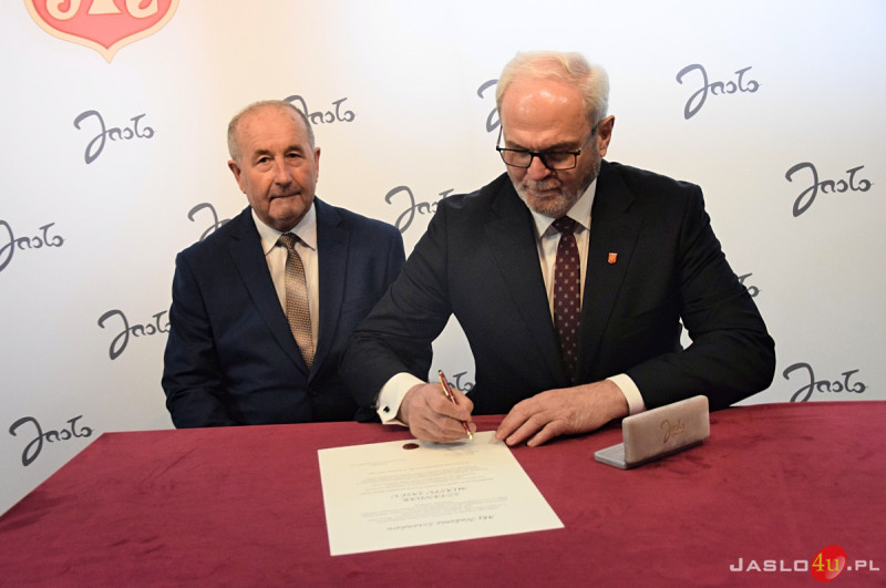 Uroczystość nadania sztandaru Miasta Jasła
