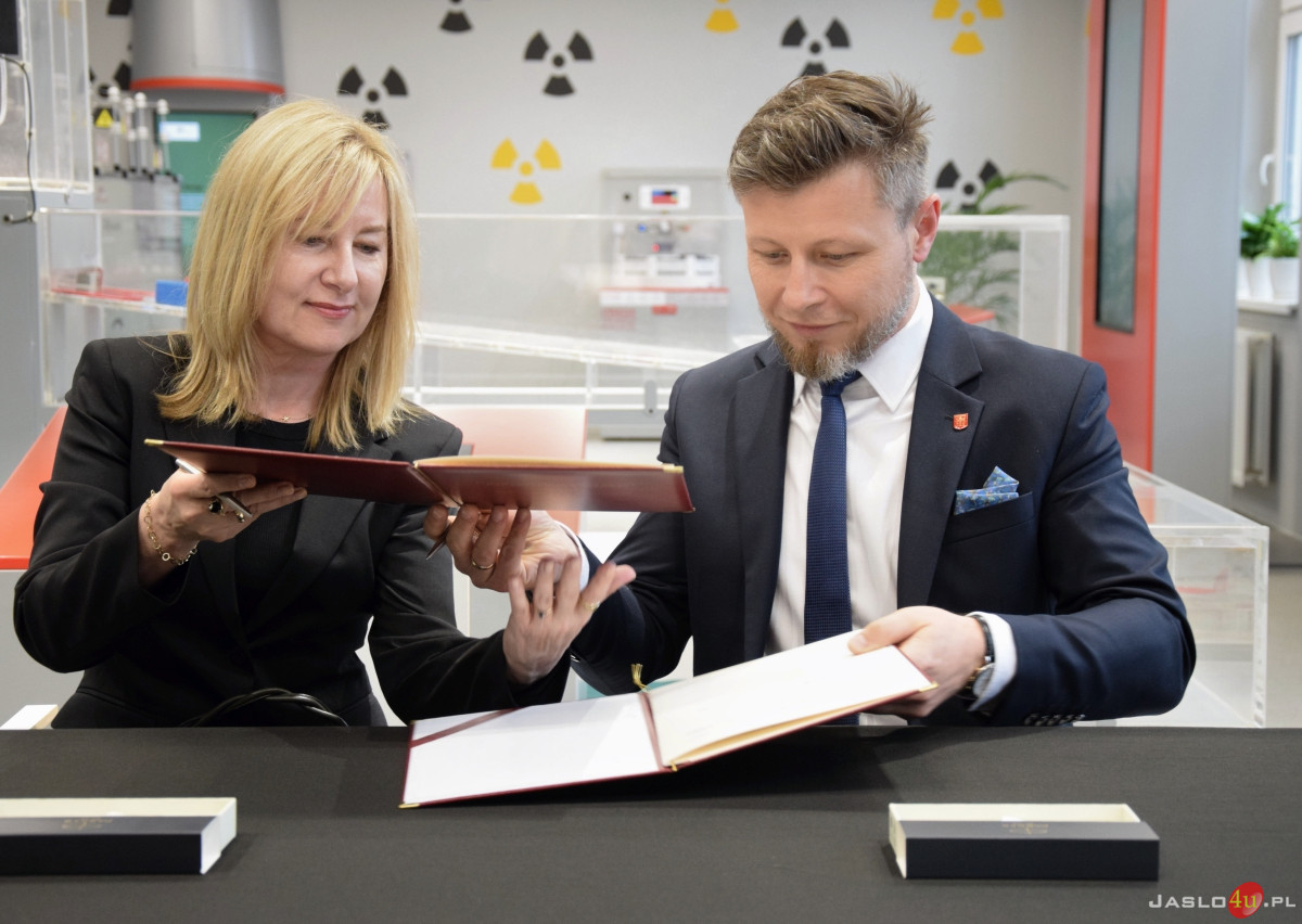 Podpisanie porozumienia między Miastem Jasłem a AHE w Łodzi Oddział w Jaśle